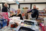 Capelle aan de Ijssel 30 oktober 2018
Michael v d Plas , zijn vriendin Naomi Dijkstra  en Manager Jake Hampel shoppen bij de monster voordeel winkel  voor ieder kind verdient de sint .