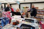 Capelle aan de Ijssel 30 oktober 2018
Michael v d Plas , zijn vriendin Naomi Dijkstra  en Manager Jake Hampel shoppen bij de monster voordeel winkel  voor ieder kind verdient de sint .