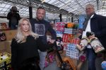 Capelle aan de Ijssel 30 oktober 2018
Michael v d Plas , zijn vriendin Naomi Dijkstra  en Manager Jake Hampel shoppen bij de monster voordeel winkel  voor ieder kind verdient de sint .