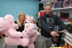Capelle aan de Ijssel 30 oktober 2018
Michael v d Plas , zijn vriendin Naomi Dijkstra  en Manager Jake Hampel shoppen bij de monster voordeel winkel  voor ieder kind verdient de sint .
