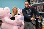 Capelle aan de Ijssel 30 oktober 2018
Michael v d Plas , zijn vriendin Naomi Dijkstra  en Manager Jake Hampel shoppen bij de monster voordeel winkel  voor ieder kind verdient de sint .