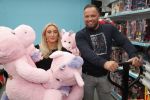 Capelle aan de Ijssel 30 oktober 2018
Michael v d Plas , zijn vriendin Naomi Dijkstra  en Manager Jake Hampel shoppen bij de monster voordeel winkel  voor ieder kind verdient de sint .