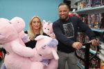 Capelle aan de Ijssel 30 oktober 2018
Michael v d Plas , zijn vriendin Naomi Dijkstra  en Manager Jake Hampel shoppen bij de monster voordeel winkel  voor ieder kind verdient de sint .