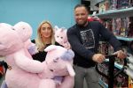 Capelle aan de Ijssel 30 oktober 2018
Michael v d Plas , zijn vriendin Naomi Dijkstra  en Manager Jake Hampel shoppen bij de monster voordeel winkel  voor ieder kind verdient de sint .