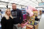 Capelle aan de Ijssel 30 oktober 2018
Michael v d Plas , zijn vriendin Naomi Dijkstra  en Manager Jake Hampel shoppen bij de monster voordeel winkel  voor ieder kind verdient de sint .