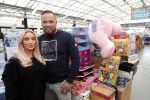 Capelle aan de Ijssel 30 oktober 2018
Michael v d Plas , zijn vriendin Naomi Dijkstra  en Manager Jake Hampel shoppen bij de monster voordeel winkel  voor ieder kind verdient de sint .