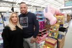 Capelle aan de Ijssel 30 oktober 2018
Michael v d Plas , zijn vriendin Naomi Dijkstra  en Manager Jake Hampel shoppen bij de monster voordeel winkel  voor ieder kind verdient de sint .