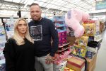 Capelle aan de Ijssel 30 oktober 2018
Michael v d Plas , zijn vriendin Naomi Dijkstra  en Manager Jake Hampel shoppen bij de monster voordeel winkel  voor ieder kind verdient de sint .