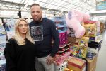 Capelle aan de Ijssel 30 oktober 2018
Michael v d Plas , zijn vriendin Naomi Dijkstra  en Manager Jake Hampel shoppen bij de monster voordeel winkel  voor ieder kind verdient de sint .