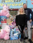 Capelle aan de Ijssel 30 oktober 2018
Michael v d Plas , zijn vriendin Naomi Dijkstra  en Manager Jake Hampel shoppen bij de monster voordeel winkel  voor ieder kind verdient de sint .