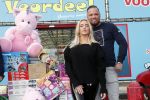 Capelle aan de Ijssel 30 oktober 2018
Michael v d Plas , zijn vriendin Naomi Dijkstra  en Manager Jake Hampel shoppen bij de monster voordeel winkel  voor ieder kind verdient de sint .