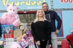 Capelle aan de Ijssel 30 oktober 2018
Michael v d Plas , zijn vriendin Naomi Dijkstra  en Manager Jake Hampel shoppen bij de monster voordeel winkel  voor ieder kind verdient de sint .