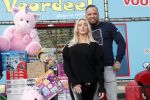 Capelle aan de Ijssel 30 oktober 2018
Michael v d Plas , zijn vriendin Naomi Dijkstra  en Manager Jake Hampel shoppen bij de monster voordeel winkel  voor ieder kind verdient de sint .