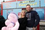 Capelle aan de Ijssel 30 oktober 2018
Michael v d Plas , zijn vriendin Naomi Dijkstra  en Manager Jake Hampel shoppen bij de monster voordeel winkel  voor ieder kind verdient de sint .
