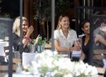 Amsterdam 19 augustus 2020
Nikkie Plessen met vriendinnen op terras bij Ferilli