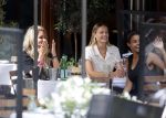 Amsterdam 19 augustus 2020
Nikkie Plessen met vriendinnen op terras bij Ferilli