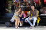 Amsterdam 18 augustus 2020
Robert Doornbos met zijn vriendin Chantal Bles en hun kinderen ijsje eten op de cornelis schuytstraat