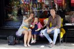 Amsterdam 18 augustus 2020
Robert Doornbos met zijn vriendin Chantal Bles en hun kinderen ijsje eten op de cornelis schuytstraat