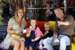 Amsterdam 18 augustus 2020
Robert Doornbos met zijn vriendin Chantal Bles en hun kinderen ijsje eten op de cornelis schuytstraat