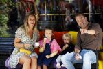 Amsterdam 18 augustus 2020
Robert Doornbos met zijn vriendin Chantal Bles en hun kinderen ijsje eten op de cornelis schuytstraat