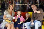 Amsterdam 18 augustus 2020
Robert Doornbos met zijn vriendin Chantal Bles en hun kinderen ijsje eten op de cornelis schuytstraat