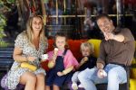 Amsterdam 18 augustus 2020
Robert Doornbos met zijn vriendin Chantal Bles en hun kinderen ijsje eten op de cornelis schuytstraat