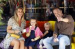 Amsterdam 18 augustus 2020
Robert Doornbos met zijn vriendin Chantal Bles en hun kinderen ijsje eten op de cornelis schuytstraat