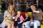 Amsterdam 18 augustus 2020
Robert Doornbos met zijn vriendin Chantal Bles en hun kinderen ijsje eten op de cornelis schuytstraat