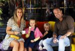 Amsterdam 18 augustus 2020
Robert Doornbos met zijn vriendin Chantal Bles en hun kinderen ijsje eten op de cornelis schuytstraat