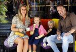 Amsterdam 18 augustus 2020
Robert Doornbos met zijn vriendin Chantal Bles en hun kinderen ijsje eten op de cornelis schuytstraat