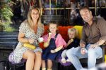 Amsterdam 18 augustus 2020
Robert Doornbos met zijn vriendin Chantal Bles en hun kinderen ijsje eten op de cornelis schuytstraat