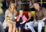 Amsterdam 18 augustus 2020
Robert Doornbos met zijn vriendin Chantal Bles en hun kinderen ijsje eten op de cornelis schuytstraat