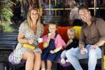 Amsterdam 18 augustus 2020
Robert Doornbos met zijn vriendin Chantal Bles en hun kinderen ijsje eten op de cornelis schuytstraat