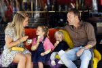 Amsterdam 18 augustus 2020
Robert Doornbos met zijn vriendin Chantal Bles en hun kinderen ijsje eten op de cornelis schuytstraat