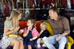 Amsterdam 18 augustus 2020
Robert Doornbos met zijn vriendin Chantal Bles en hun kinderen ijsje eten op de cornelis schuytstraat