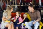 Amsterdam 18 augustus 2020
Robert Doornbos met zijn vriendin Chantal Bles en hun kinderen ijsje eten op de cornelis schuytstraat