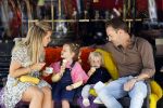Amsterdam 18 augustus 2020
Robert Doornbos met zijn vriendin Chantal Bles en hun kinderen ijsje eten op de cornelis schuytstraat