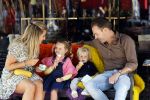 Amsterdam 18 augustus 2020
Robert Doornbos met zijn vriendin Chantal Bles en hun kinderen ijsje eten op de cornelis schuytstraat