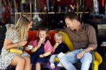 Amsterdam 18 augustus 2020
Robert Doornbos met zijn vriendin Chantal Bles en hun kinderen ijsje eten op de cornelis schuytstraat
