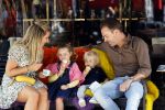 Amsterdam 18 augustus 2020
Robert Doornbos met zijn vriendin Chantal Bles en hun kinderen ijsje eten op de cornelis schuytstraat