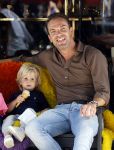 Amsterdam 18 augustus 2020
Robert Doornbos met zijn vriendin Chantal Bles en hun kinderen ijsje eten op de cornelis schuytstraat