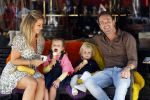 Amsterdam 18 augustus 2020
Robert Doornbos met zijn vriendin Chantal Bles en hun kinderen ijsje eten op de cornelis schuytstraat