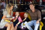 Amsterdam 18 augustus 2020
Robert Doornbos met zijn vriendin Chantal Bles en hun kinderen ijsje eten op de cornelis schuytstraat