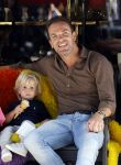 Amsterdam 18 augustus 2020
Robert Doornbos met zijn vriendin Chantal Bles en hun kinderen ijsje eten op de cornelis schuytstraat