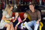 Amsterdam 18 augustus 2020
Robert Doornbos met zijn vriendin Chantal Bles en hun kinderen ijsje eten op de cornelis schuytstraat