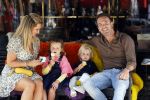 Amsterdam 18 augustus 2020
Robert Doornbos met zijn vriendin Chantal Bles en hun kinderen ijsje eten op de cornelis schuytstraat
