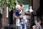 Amsterdam 18 augustus 2020
Robert Doornbos met zijn vriendin Chantal Bles en hun kinderen ijsje eten op de cornelis schuytstraat