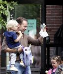 Amsterdam 18 augustus 2020
Robert Doornbos met zijn vriendin Chantal Bles en hun kinderen ijsje eten op de cornelis schuytstraat