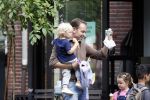 Amsterdam 18 augustus 2020
Robert Doornbos met zijn vriendin Chantal Bles en hun kinderen ijsje eten op de cornelis schuytstraat