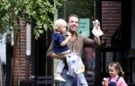 Amsterdam 18 augustus 2020
Robert Doornbos met zijn vriendin Chantal Bles en hun kinderen ijsje eten op de cornelis schuytstraat